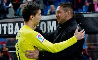 Vietto y Simeone se saludan antes del partido del pasado domingo. 