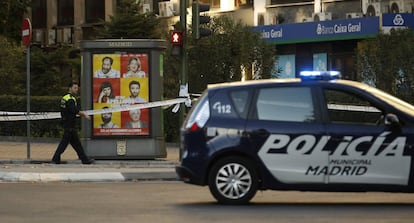 Un polic&iacute;a municipal junto a un coche patrulla, en una imagen de archivo.