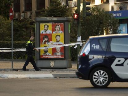 Un polic&iacute;a municipal junto a un coche patrulla, en una imagen de archivo.