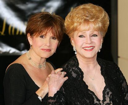 Carrie Fisher y su madre, Debbie Reynolds, en la fiesta del 75 cumpleaños de Elizabeth Taylor en 2007.