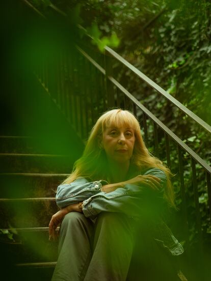 Lola Lafon, fotografiada en los jardines interiores del bloque de pisos donde vive en París. 