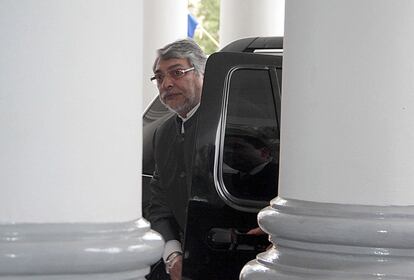 El presidente de Paraguay, Fernando Lugo, llegando a su residencia, en Asunci&oacute;n.