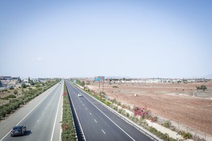 Vista del campamento de Pournara, en Chipre, desde la autopista A9.