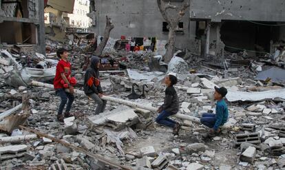 Varios niños palestinos juegan en una zona llena de escombros en la ciudad de Gaza, el 11 de abril.