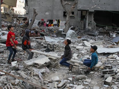 Varios niños palestinos juegan en una zona llena de escombros en la ciudad de Gaza, el 11 de abril.