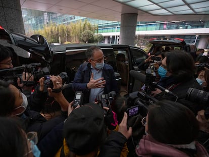 Peter Ben Embarek, director de la misión de la OMS en China para investigar el origen de la covid-19, habla a los medios el pasado 10 de febrero en el aeropuerto de Wuhan.