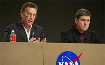 Ron Dittemore, responsable del programa del transbordador, y Robert Cabana, director de la NASA, en la rueda de prensa de ayer.