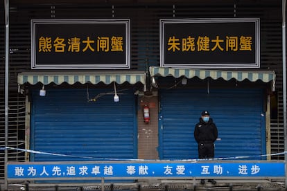 O mercado de Huanan nesta segunda-feira, em Wuhan (China), fechado em janeiro de 2020, depois do surgimento da covid-19.