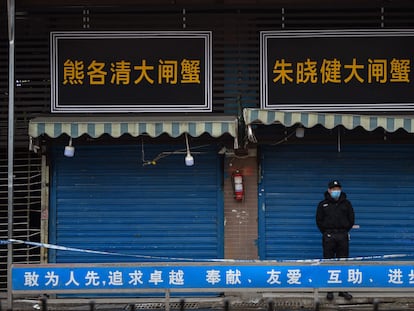 El mercado de Huanan, en Wuhan (China), cerrado en enero de 2020 tras la aparición de la covid-19.