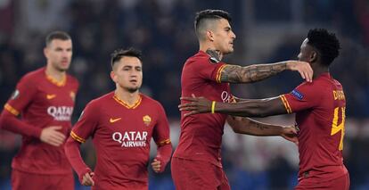 Jugadores de AS Roma celebran un gol en un reciente partido en el Estadio Olímpico de Roma. 