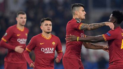 Jugadores de AS Roma celebran un gol en un reciente partido en el Estadio Olímpico de Roma.