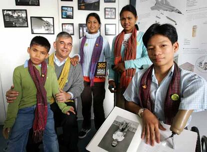 De izquierda a derecha, Mao Rattanak, Kike Figaredo, Khun Sokkheoun, Smak Mao y Mek Chaneng.
u