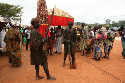 Entre los asistentes, destaca un nutrido grupo de invitados de Ghana, país vecino en el que viven el 70% de los brong. Las delegaciones que acompañan a los jefes portan grandes sombrillas para protegerles del sol y guardianes armados que representan a quienes en tiempos de ataques entre distintos grupos se encargaban de proteger a los líderes.