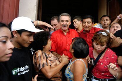 Roberto Madrazo, rodeado de simpatizantes, en Mérida el pasado sábado.