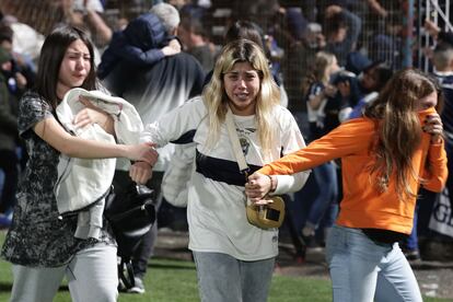 Seguidoras del Gimnasia afectadas tras el lanzamiento de gases lacrimógenos, que penetraron en el interior del estadio. Mientras, en el exterior, la policía reprimió a los fanáticos del equipo local, que se agolpaban frente a las puertas cerradas de uno de los accesos del recinto deportivo.