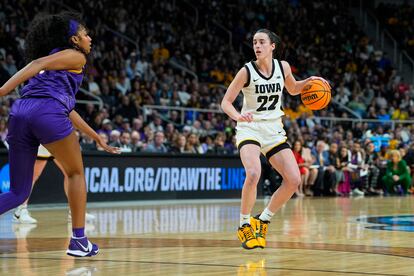 Caitlin Clark controla el balón ante Angel Reese, en el juego de este lunes.