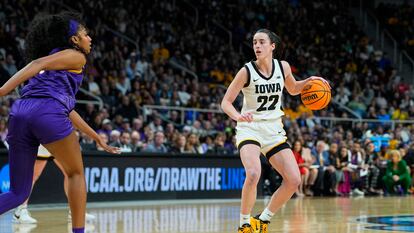 Caitlin Clark controla el balón ante Angel Reese, en el juego de este lunes.