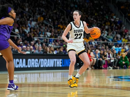 Caitlin Clark controla el balón ante Angel Reese, en el juego de este lunes.