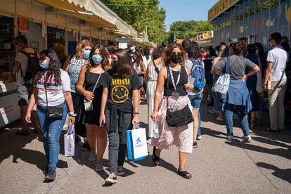 Visitantes de la 80ª edición de la ​Feria del libro en el Retiro de Madrid.