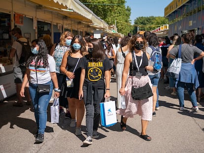 Visitantes de la 80ª edición de la ​Feria del libro en el Retiro de Madrid.