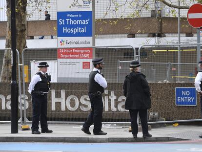 Policías londinenses frente al hospital St Thomas's, donde está ingresado Boris Johnson, este lunes.