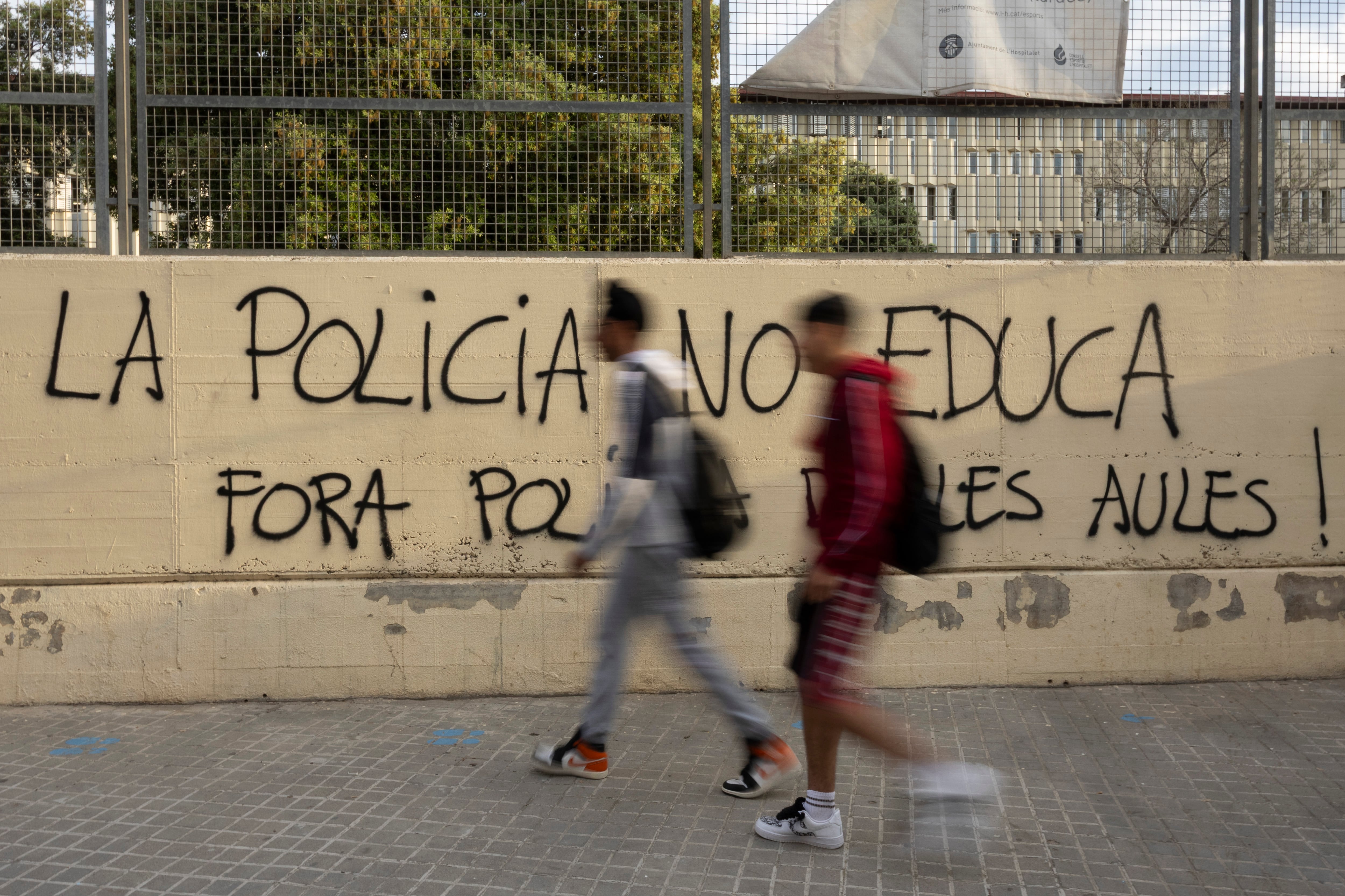 Pintada frente al instituto Margarida Xirgú de L'Hospitalet de Llobregat (Barcelona)contra la presencia de los Mossos en los centros.