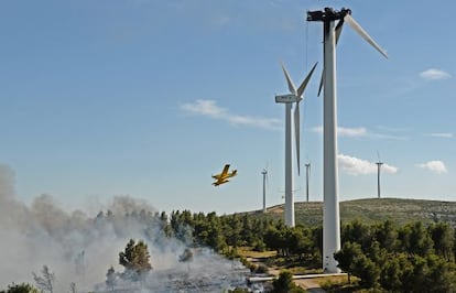 Incendio en el Perell&oacute; con la g&oacute;ndola de un molino quemada, posible origen del fuego.