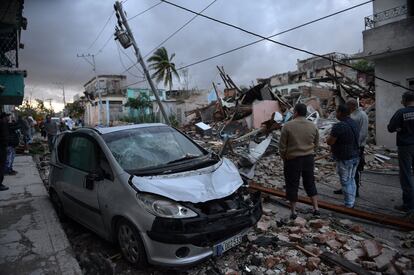 Na imagem, vários moradores saem à rua para avaliar os danos causados pelo tornado.