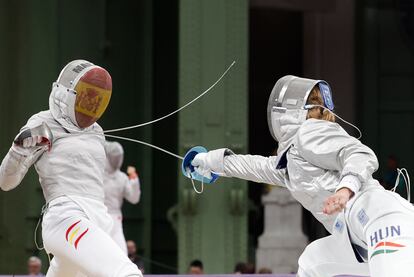 La esgrimista española Lucía Martín-Portugués (a la izquierda) se enfrenta a la húngara Anna Marton en su combate de sable individual femenino de los Juegos Olímpicos de París 2024 este lunes en el Grand Palais.