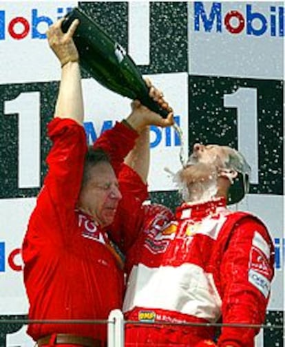 Michael Schumacher celebra junto al director de su equipo, Jean Todt, su victoria.