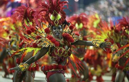 El accidente de una carroza de una escuela de samba, que dejó ocho heridos, empañó el estreno del carnaval de Río de Janeiro, pero no impidió que el mayor espectáculo del mundo a cielo abierto siguiera adelante en el Sambódromo.