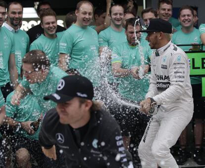 Hamilton celebra la victoria con su equipo