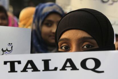 Una mujer musulmana india sostiene un cartel con la palabra "Talaq" (Divorcio) durante una protesta contra el proyecto de ley que trata de implementar un fallo de la Corte Suprema que encuentra que la práctica musulmana de divorcio instantáneo es anticonstitucional, en Calcuta (India).