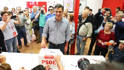 Pedro S&aacute;nchez votando el pasado domingo en la Agrupaci&oacute;n de Pozuelo. 