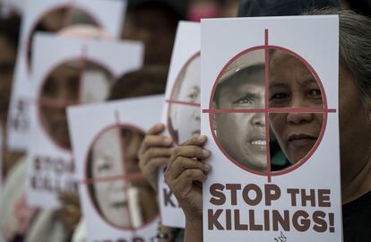 Un grupo de activistas conmemora en Manila (Filipinas) el Día Internacional de los Derechos Humanos, con carteles en los que protestan contra la campaña antidroga del presidente Rodrigo Duterte.