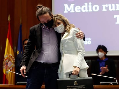 Pablo Iglesias abrazaba a Yolanda Díaz en marzo de 2021, cuando esta fue nombrada vicepresidenta del Gobierno.