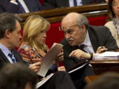 El presidente de la Generalitat, Artur Mas, conversa con el conseller de Economía, Andreu Mas-Colell