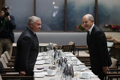 El canciller alemán, Olaf Scholz, y el rey de Jordania, Abdalá II, toman asiento este sábado, durante la Conferencia de Seguridad de Múnich.  