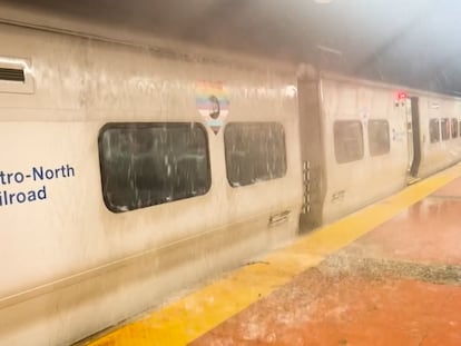 Alcantarillas que escupen agua y goteras gigantes en el metro de Nueva York: las imágenes de las lluvias en EE UU
