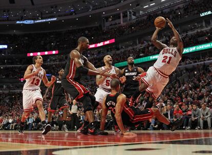 Butler, de los Bulls, intenta anotar tras recibir una falta de Battier, de los Heat, en el suelo.