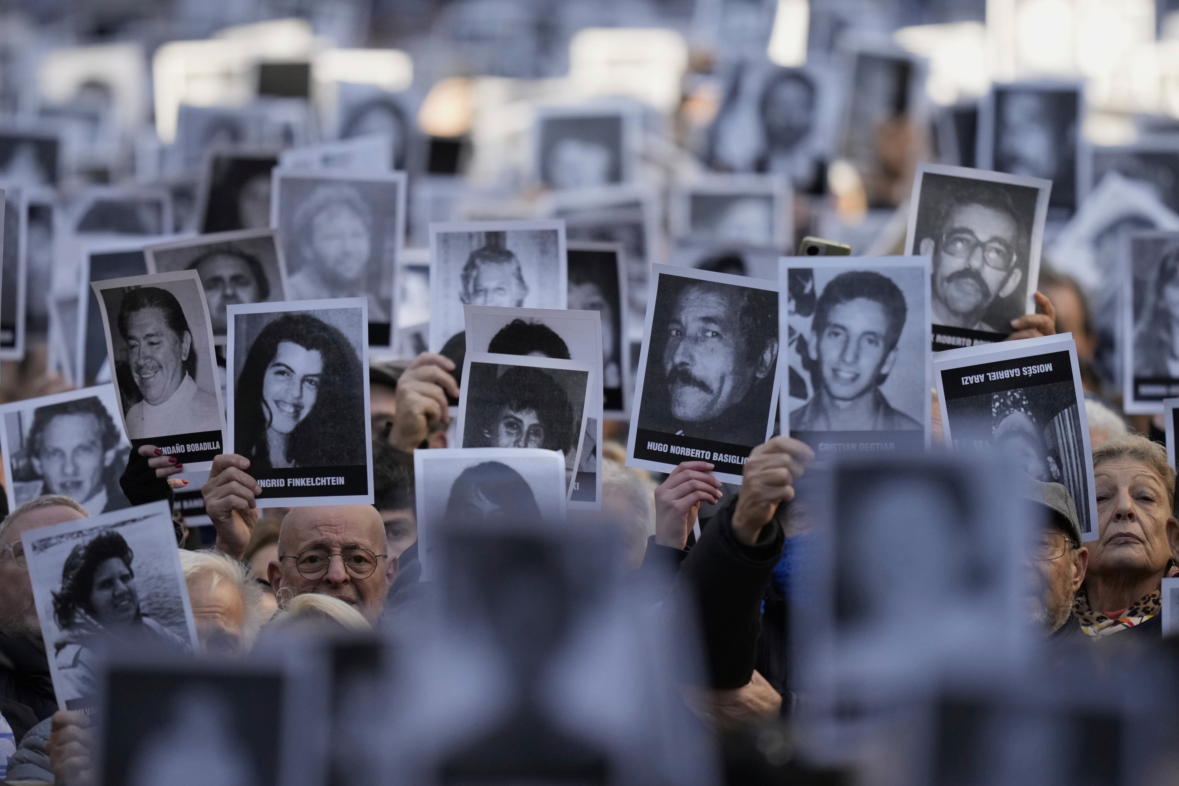 Argentina juzgará en ausencia a siete altos funcionarios iraníes por el atentado a la AMIA