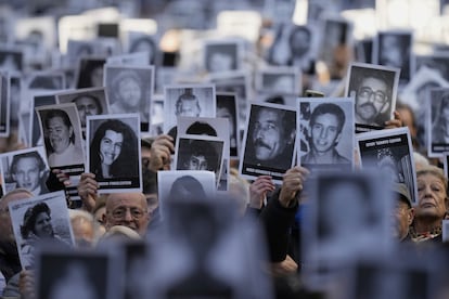 ARCHIVO - La gente sostiene fotos de las víctimas del atentado en una ceremonia del 30 aniversario del atentado contra el  AMIA en Buenos Aires, Argentina, 18 de julio de 2024.