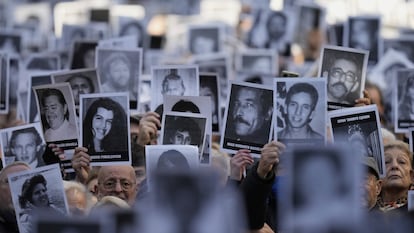 ARCHIVO - La gente sostiene fotos de las víctimas del atentado en una ceremonia del 30 aniversario del atentado contra el AMIA en Buenos Aires, Argentina, 18 de julio de 2024.