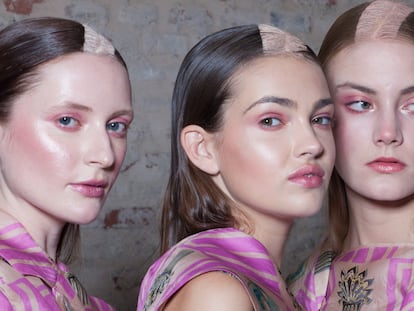 Modelos durante la Semana de la Moda en Milán (2018) con un maquillaje efecto rubor. Imagen: GETTY IMAGES.
