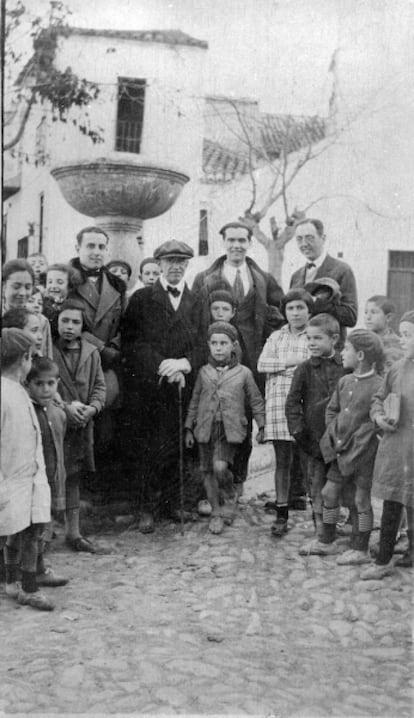 Antonio Luna, Manuel de Falla, Federico García Lorca y José Segura con un grupo de niños durante una excursión. Granada.