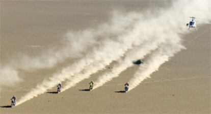 Los primeros clasificados en la modalidad de motos, rodando sobre el desierto de Mauritania.