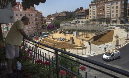 Un vecino observa los últimos detalles de reurbanización de la plaza Sanllehy.
