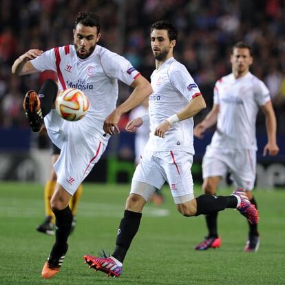 Iborra controla un balón ante la mirada de Pareja y Krychowiak.