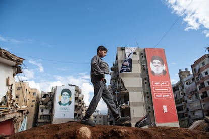 Un niño camina sobre los escombros y restos de edificios bombardeados por cazas israelíes en el periférico barrio de Dahiye, al sur de Beirut, bastión de Hasán Nasralá, líder de Hezbolá asesinado el 27 de noviembre por Israel.