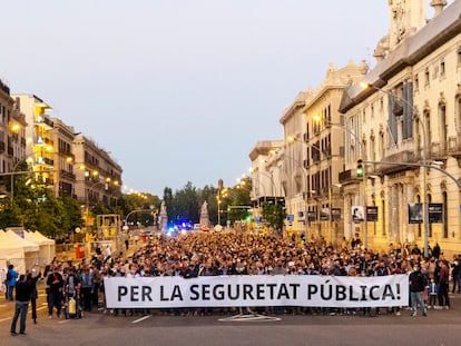 Unos 2.000 policías se manifiestan por el centro de Barcelona